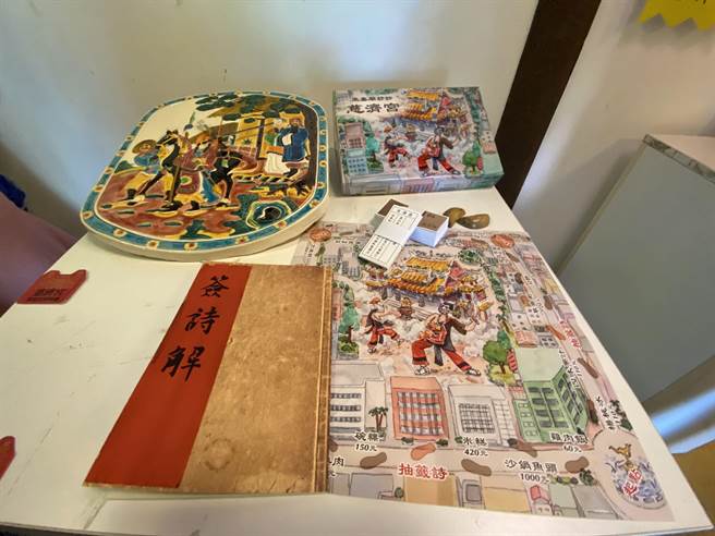 嘉义市慈济宫的文创品「来嘉庙妙妙家将桌游、復刻文物挂钟」。（廖素慧摄）
