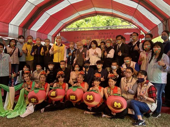 嘉义市政府辅导8家宫庙开发特色文创品，16日发表成果。（廖素慧摄）