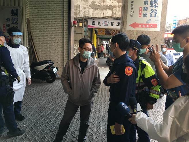 桃园市某防疫旅馆有8名房客确诊，16日中午陆续以7车撤离118人。其中有男子经过旅馆封锁线时，被防疫人员拦下，不满拨打110报警。（赖佑维摄）