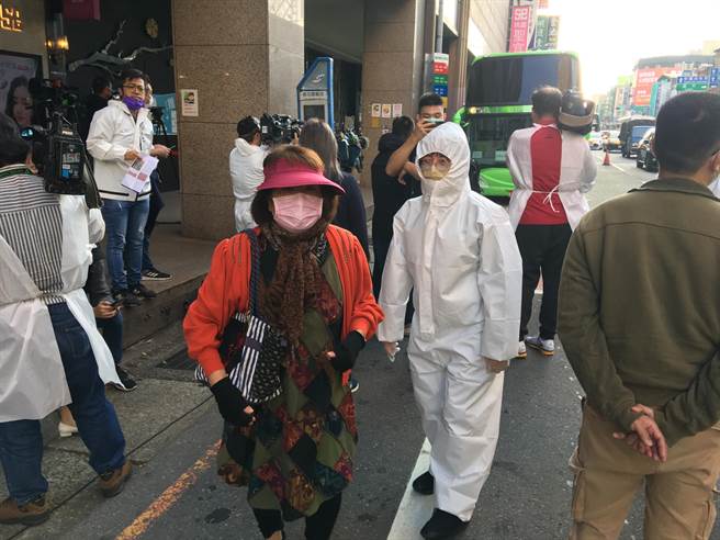 有妇人以为巴士是公车，急忙衝上去，遭警方拦下。（赖佑维摄）