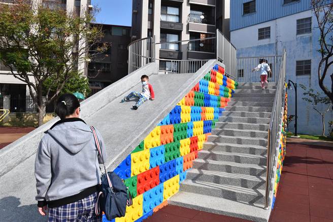 苗栗市清華公園16日正式啟用，許多家長帶領幼兒前來試玩溜滑梯。（謝明俊攝）