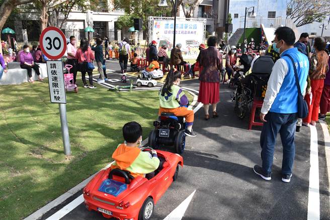 整建後的清華公園可供小朋友騎乘電動小機車。（謝明俊攝）