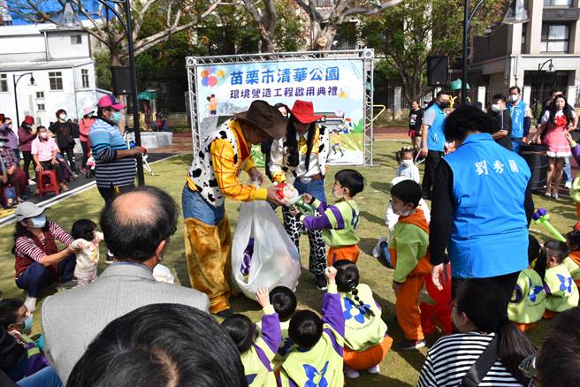 苗栗市長邱鎮軍、市代會主席楊喬安喬扮成玩具總動員角色，分送汽球給在場小朋友。（謝明俊攝）