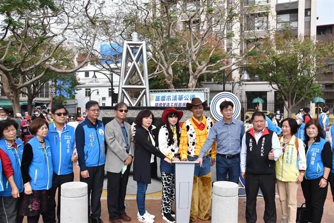 苗栗市長邱鎮軍、市代會主席楊喬安等主持清華公園啟用儀式。（謝明俊攝）