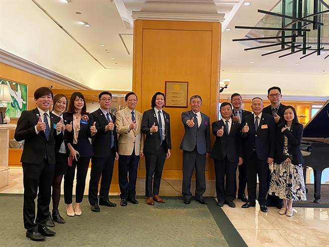 （乐心扶轮社携手丽尊酒店举办联合挂牌仪式。图／丽尊酒店提供）