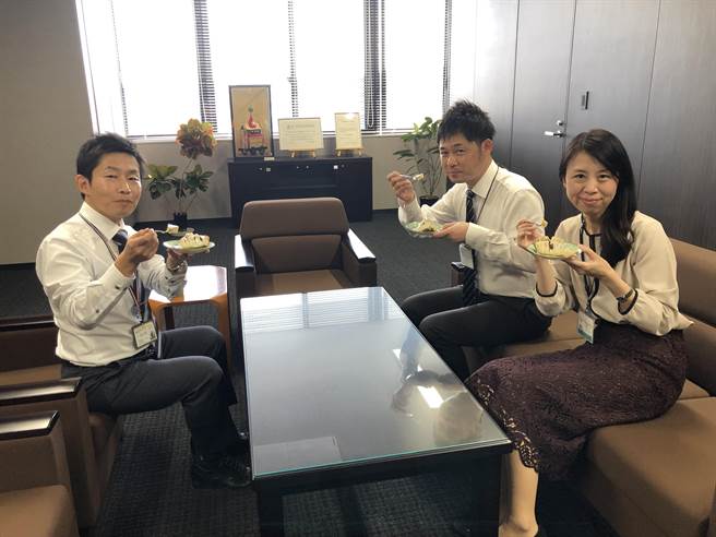 台东县府首度将冷冻凤梨释迦及释迦冰淇淋寄送至日本三重县伊贺市，让友好城市品尝专属台东的好滋味。（台东县政府提供／蔡旻妤台东传真）