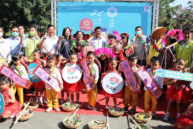 屏東「六堆300」系列活動進入冬福階段，縣長潘孟安16日至右堆發源地、即里港武洛福安宮挑擔奉飯，以此象徵找回客家歷史與遷徙脈絡。（謝佳潾攝）