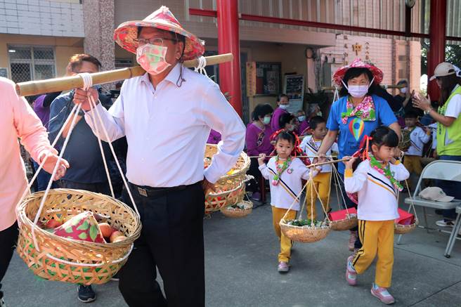 屏東「六堆300」系列活動進入冬福階段，縣長潘孟安16日至右堆發源地、即里港武洛福安宮挑擔奉飯，以此象徵找回客家歷史與遷徙脈絡。（謝佳潾攝）