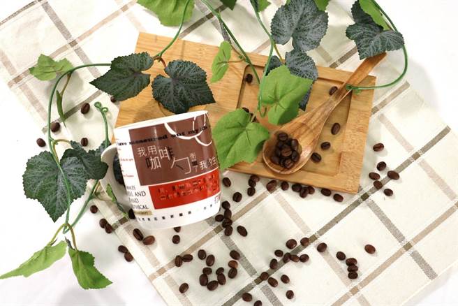 文學咖啡杯選用諾貝爾文學獎得獎詩人T∙S∙艾略特、啟蒙思想家讓-雅克∙盧梭、女性主義文學家凱特·肖邦、諷刺文學大師強納森·史威夫四位文學家留下的咖啡經典名句為視覺設計。（圖／TYS太陽星提供)

