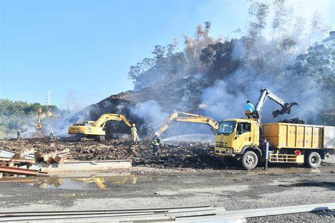 西半部今天空品夠糟了，花壇被盜倒建築廢棄物延燒3天3夜後還在悶燒，彰化縣長王惠美16日下午前往現場視察惡臭源頭，縣府與花壇鄉公所結合一共出動4台怪手開挖，希望快點把火勢撲滅。（吳敏菁攝）