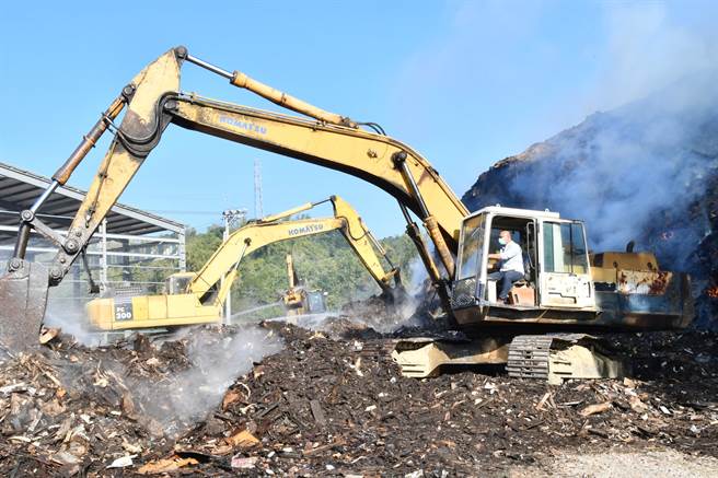 西半部今天空品夠糟了，花壇被盜倒建築廢棄物延燒3天3夜後還在悶燒，彰化縣長王惠美16日下午前往現場視察惡臭源頭，縣府與花壇鄉公所結合一共出動4台怪手開挖，希望快點把火勢撲滅。（吳敏菁攝）