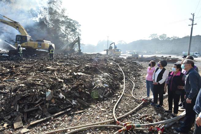 西半部今天空品夠糟了，花壇被盜倒建築廢棄物延燒3天3夜後還在悶燒，彰化縣長王惠美16日下午前往現場視察惡臭源頭，縣府與花壇鄉公所結合一共出動4台怪手開挖，希望快點把火勢撲滅。（吳敏菁攝）
