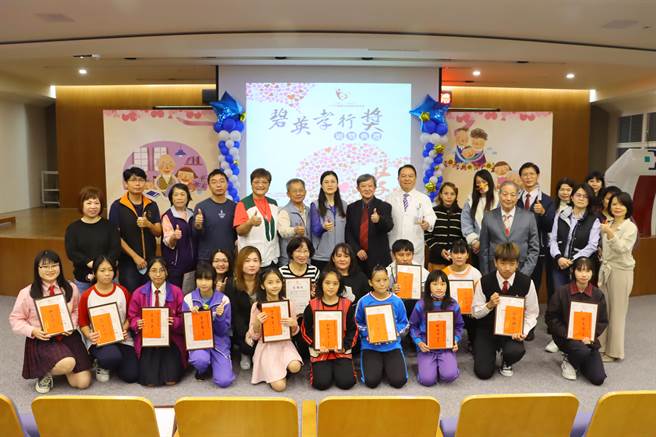 大千慈善基金会16日颁奖表扬12名孝行楷模同学。（大千慈善基金会提供／谢明俊苗栗传真）