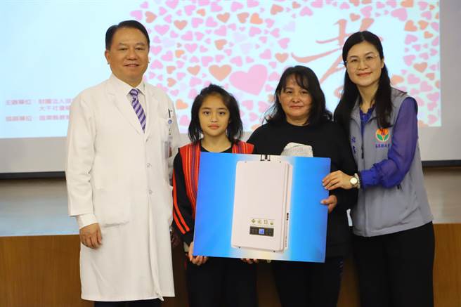 大千慈善基金会董事长徐千刚致赠热水器给泰兴国小的狄绕古慕同学，让他们一家人可以好好洗个热水澡。（大千慈善基金会提供／谢明俊苗栗传真）