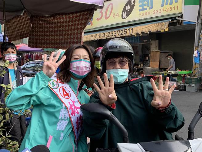 民进党台中二选区立委补选候选人林静仪(左)到乌日市场扫街拜票，与支持者开心合影。(林欣仪摄)