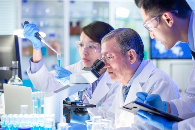 大脑植入电极打造人工视网膜 助失明妇成功识别物品。(示意图/Shutterstock)