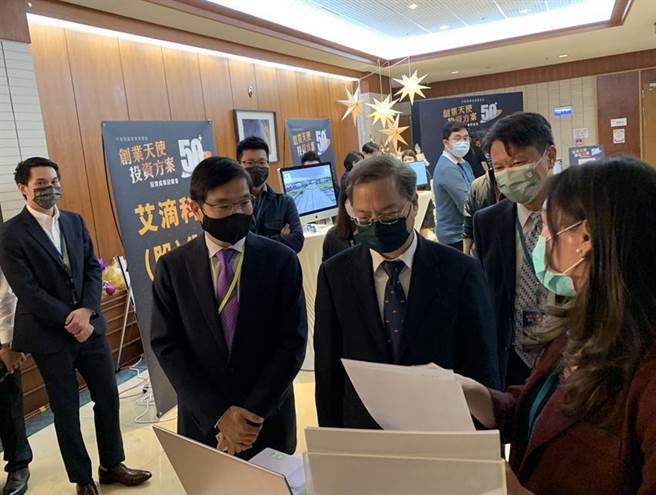 国发会主委龚明鑫(右三)、创投公会理事长邱德成(左二)、创投公会副理事长林宇声(右二)共同参观「创业天使投资方案」投资的新创事业。（图／陈碧芬）
