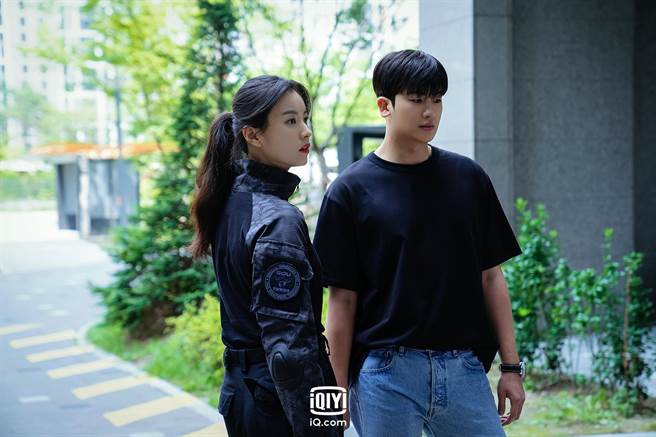 韩孝周、朴炯植在《Happiness毒楼》挺身而出，带领居民对抗丧尸。（爱奇艺国际站提供）