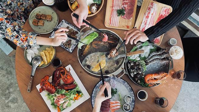 苗栗市《贡锅共锅》麻辣火锅餐厅推出【復刻1930仕绅龙虾宴】。（读者提供／谢明俊苗栗传真）