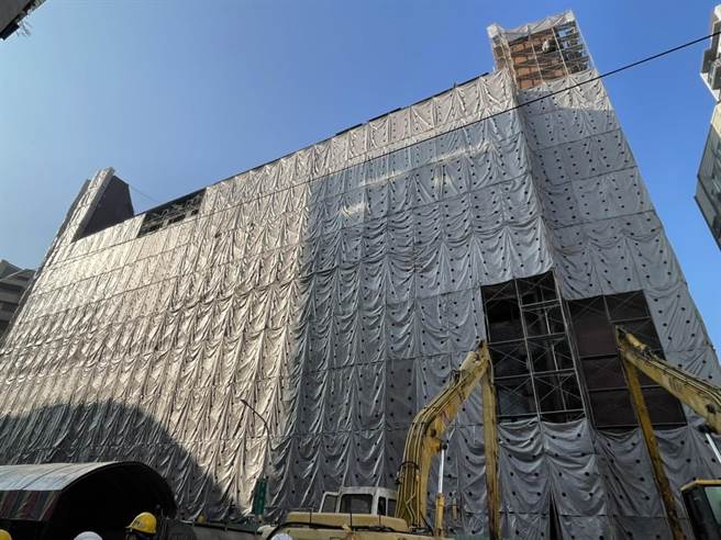 高雄城中城大火造成严重死伤，间接让各界开始重视老旧大楼安检问题，高市议会14日三读通过「高雄市公寓大厦辅导管理自治条例」草案。（洪浩轩摄）