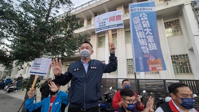 县长杨镇浯在金城镇民生与民权路口请托，吁请乡亲在1218公投日投下4个同意票。（李金生摄）