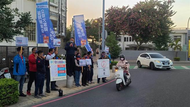 「公投4个都同意，台湾金门更美丽！」国民党金门县党部今天下午17时，与全国同步在重要路口展开请托行动。（李金生摄）