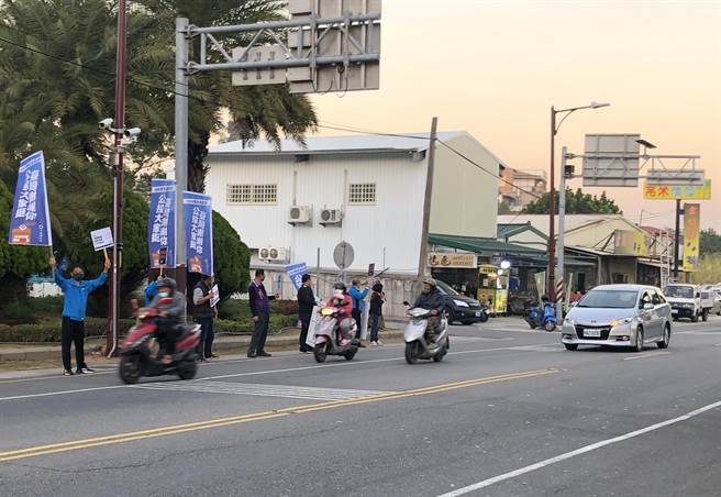 「公投4个都同意，台湾金门更美丽！」国民党金门县党部今天下午17时，与全国同步在重要路口展开请托行动。（李金生摄）