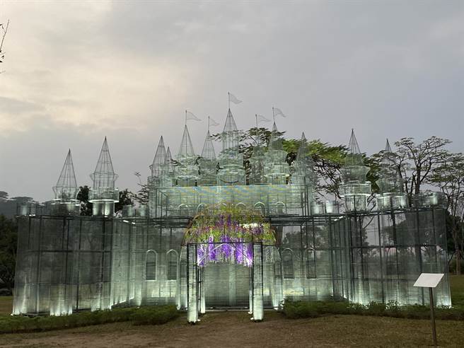 阿里山国家风景区管理处16日举办2022阿里山温度季启动仪式，同时也点亮在爱情大草原上新设的装置艺术。（张亦惠摄）