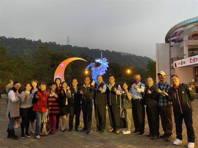 阿里山国家风景区管理处16日举办2022阿里山温度季启动仪式，同时也点亮在爱情大草原上新设的装置艺术。（张亦惠摄）