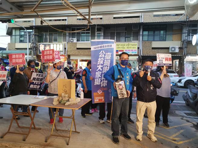國民黨議員同步路口宣講，台南市議員李文俊（前右）善化黃昏市場催同意票。（劉秀芬攝）