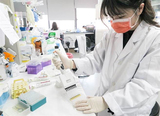 高醫大醫學檢驗生物技術學系王聖帆教授團隊成功研發兩項COVID-19抗體檢測技術。（圖／高醫大提供）