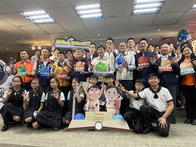 台南市教育局今天召開年終記者會，展現一年來多項亮點成果。（曹婷婷攝）
