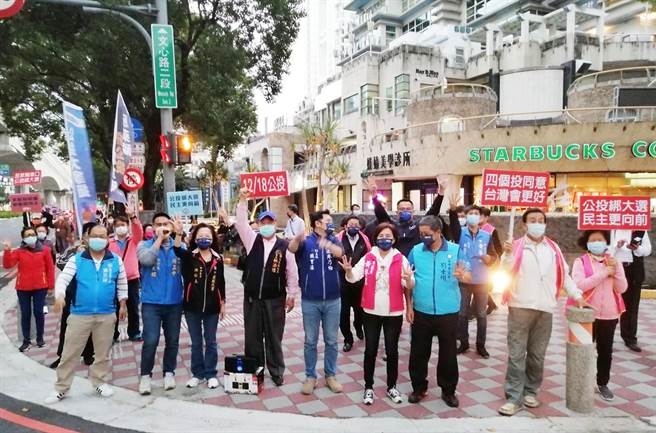 台中市議會國民黨團及台中市黨部，今天發動市級民意代表及黨部志工，同步在各重要路口請託「全民站出來」，全力展開公投最後衝刺。(國民黨台中市黨部提供)
