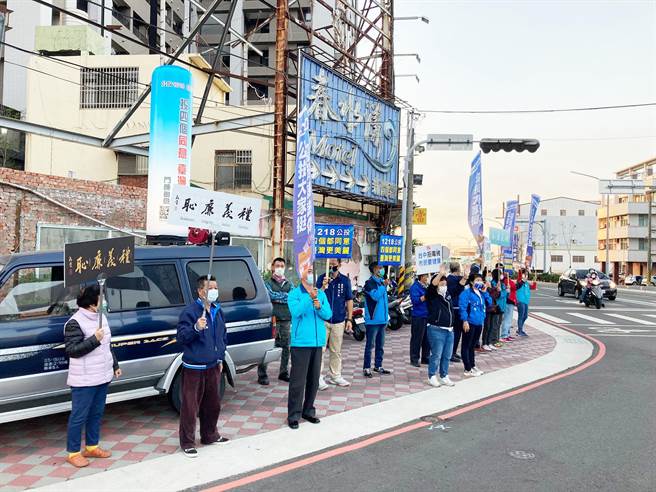 台中市議會國民黨團及台中市黨部，今天發動市級民意代表及黨部志工，同步在各重要路口請託「全民站出來」，全力展開公投最後衝刺。(國民黨台中市黨部提供)