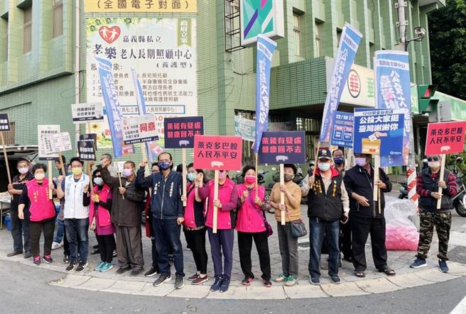国民党嘉义县党部今号召各地党工职人员，下午进行四大公投全台同步「Yes 我同意！」重要路口请托。（国民党嘉义县党部提供∕吕妍庭嘉义传真）