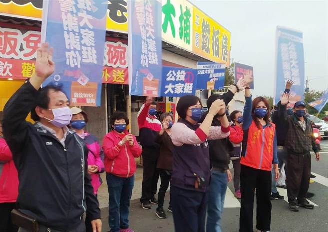 国民党嘉义县党部今号召各地党工职人员，下午进行四大公投全台同步「Yes 我同意！」重要路口请托。（国民党嘉义县党部提供∕吕妍庭嘉义传真）