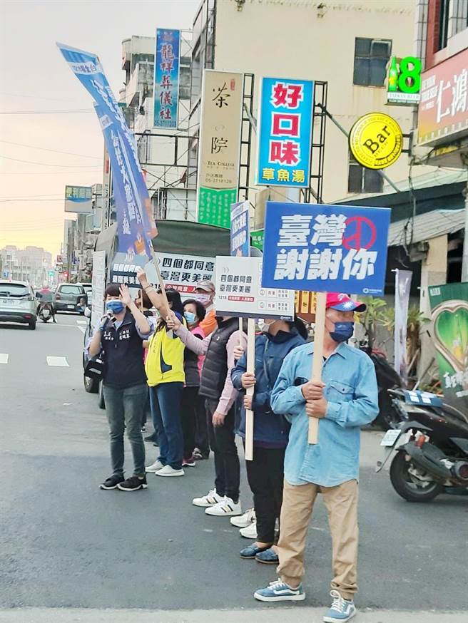 国民党嘉义县党部今号召各地党工职人员，下午进行四大公投全台同步「Yes 我同意！」重要路口请托。（国民党嘉义县党部提供∕吕妍庭嘉义传真）