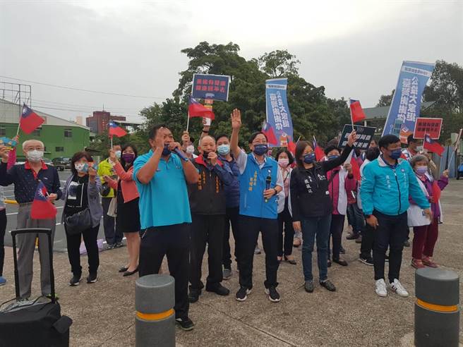 國民黨嘉義市議員總動員路口宣講公投。（國民黨嘉義市黨部提供）