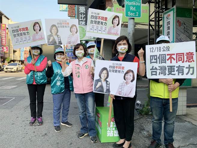 市议员陈淑华与何明里赵淑妙里长等，娘子军进军路口宣传，拜托民眾1218公投投下四个不同意。（市议员陈淑华提供）