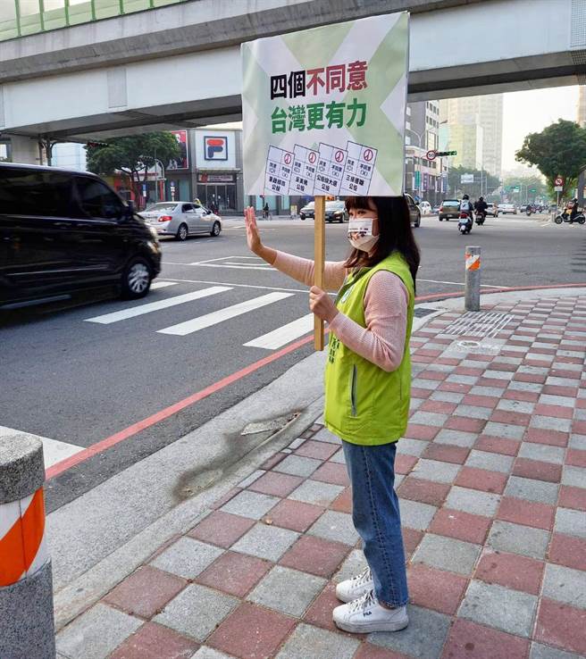 谢明源服务处主任、北屯区议员拟参选人谢家宜，今天早上在文心路与崇德路口，高举4个不同意、台湾更有力手举牌宣传。（市议员谢明源提供）