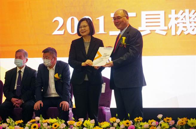 蔡英文总统16日出席台湾工具机暨零组件工业同业公会第5届第3次会员大会，理事长许文宪（右）转送第一本工具机产业白皮书。（黄国峰摄）