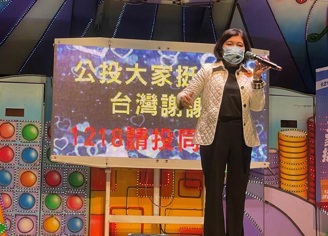 雲林縣長張麗善連日跑各鄉鎮宣講公投理由，呼籲民眾投同意票，講到聲音沙啞。（張麗善提供）