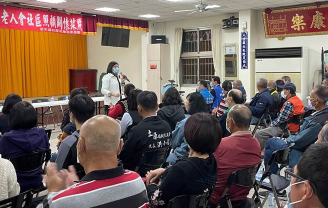 雲林縣長張麗善連日到各鄉鎮宣講公投理由，呼籲民眾投同意票。（張麗善提供）