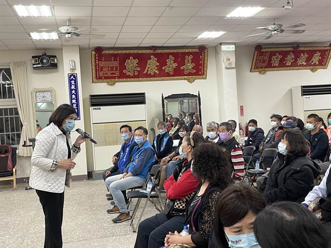 雲林縣長張麗善連日到各鄉鎮宣講公投理由，呼籲民眾投同意票。（張麗善提供）