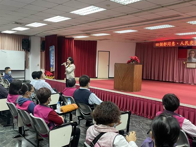 雲林縣長張麗善連日到各鄉鎮市宣講公投理由，呼籲民眾投同意票。（張麗善提供）