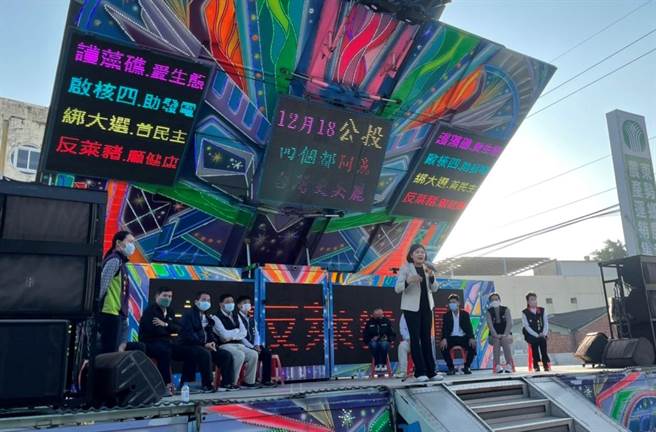 雲林縣長張麗善連日到各鄉鎮市宣講公投理由，呼籲民眾投同意票。（張麗善提供）