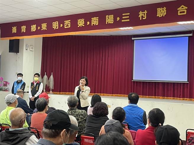 雲林縣長張麗善連日到各鄉鎮市宣講公投理由，呼籲民眾投同意票。（張麗善提供）