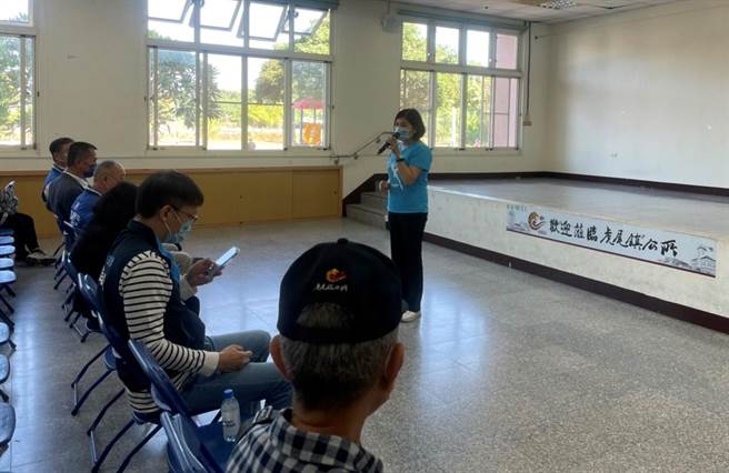 雲林縣長張麗善連日到各鄉鎮市宣講公投理由，呼籲民眾投同意票。（張麗善提供）