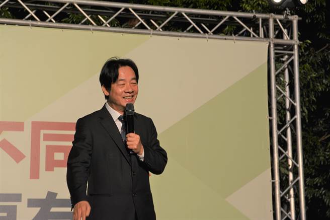 副总统赖清德16日晚间前往新竹县关西镇太和宫，以客语宣讲公投议题，一度疑似忘词，露出腼腆笑容，还获乡亲鼓励、提词。（庄旻静摄）