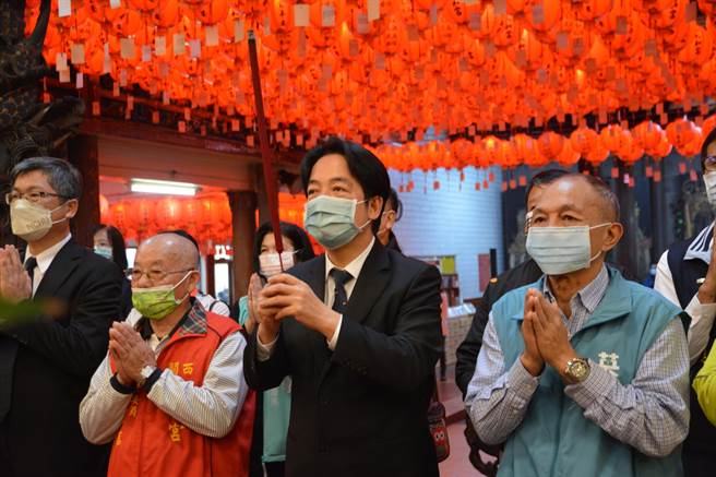 副总统赖清德（左三）16日晚间前往新竹县关西镇太和宫，以客语宣讲公投议题，先上香致意。（庄旻静摄）